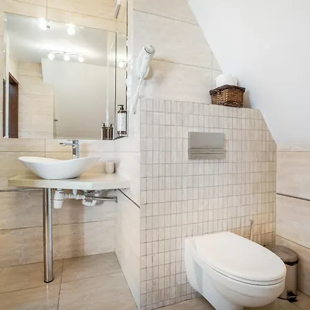 Columbus - Limanowskiego 1 Bed & Breakfast *