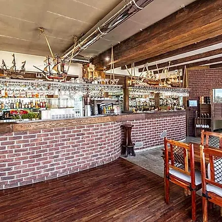 Columbus - Limanowskiego 1 Couette-café 4*