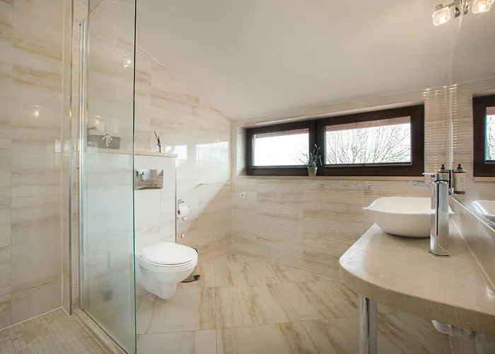 Columbus - Limanowskiego 1 4*